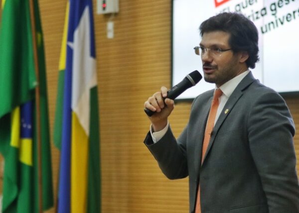 Em encontro nacional, Tiago Amaral defende qualificação do processo legislativo
