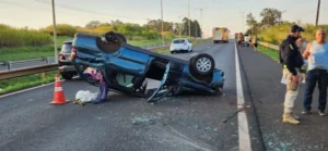 Veículo capota na BR-369 e deixa mulher ferida em Arapongas