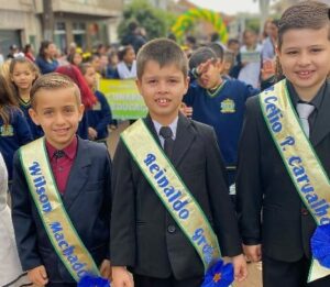 Prefeitos de Lunardelli são homenageados durante Desfile Cívico