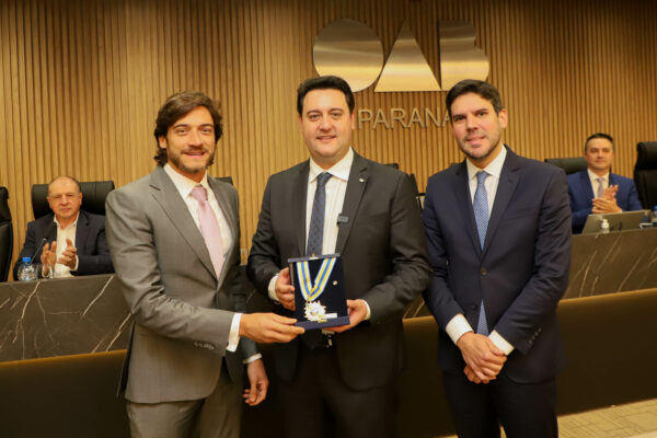 Governador defende advocacia pública ao receber homenagem de procuradores do Estado