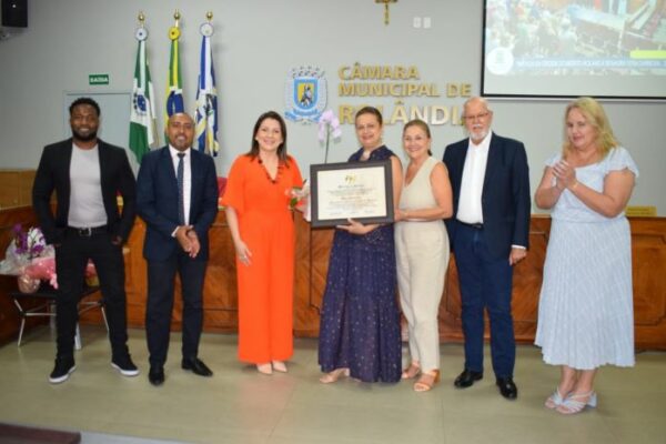 Prefeito de Rolândia prestigia entrega da Comenda da Ordem do Mérito Roland a maqueadora Vera Carreira