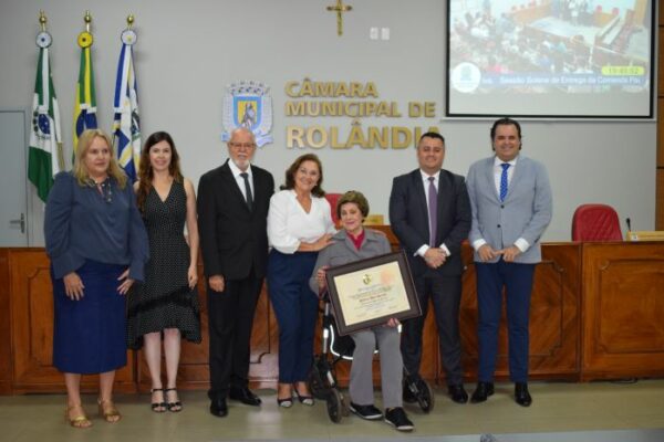 Prefeito Maistro de Rolândia prestigia entrega de homenagem à Professora Marlene Dias Saraiva