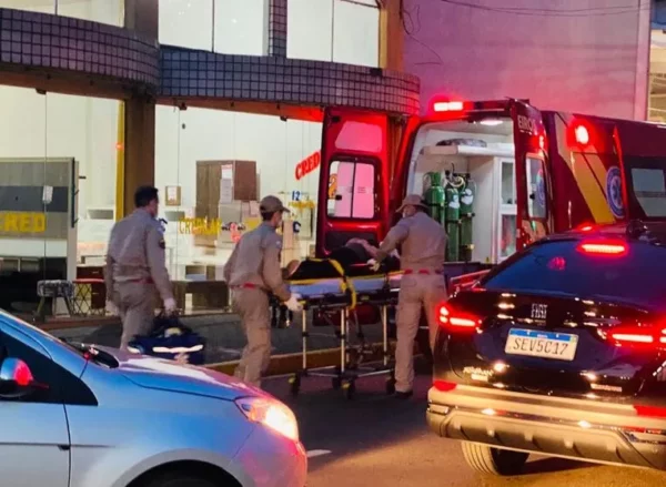 Carro passa por cima da cabeça de idosa no centro de Apucarana