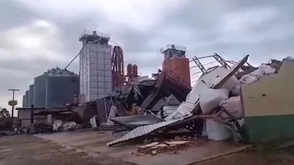Armazém de grãos é destruído por vendaval no Centro-Oeste do Paraná