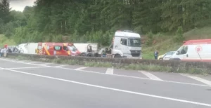 Caminhão tomba na Serra do Cadeado e motorista fica ferido