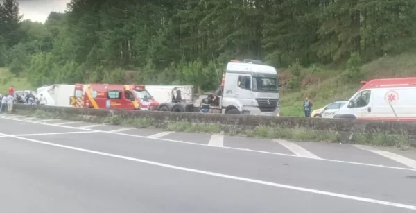 Caminhão tomba na Serra do Cadeado e motorista fica ferido