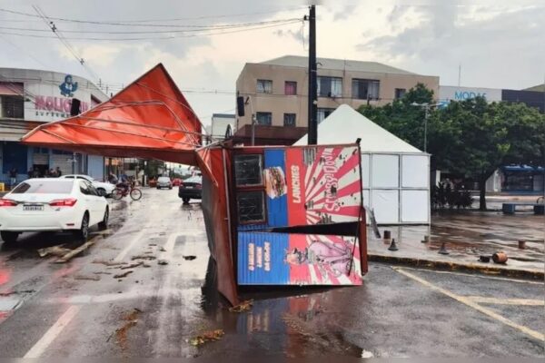 Temporal com ventania causa estragos em Arapongas