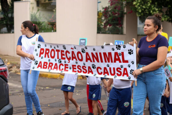 Alunos do Cmei Pequeno Paraiso de Cambira realizam passeata em parceria com o Sicredi