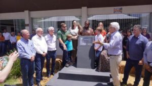 Hebert Bartz é eternizado com um busto em frente ao Museu Municipal de Rolândia