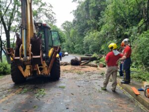 Defesa Civil desobstruindo estrada Rolândia –  Pitangueiras