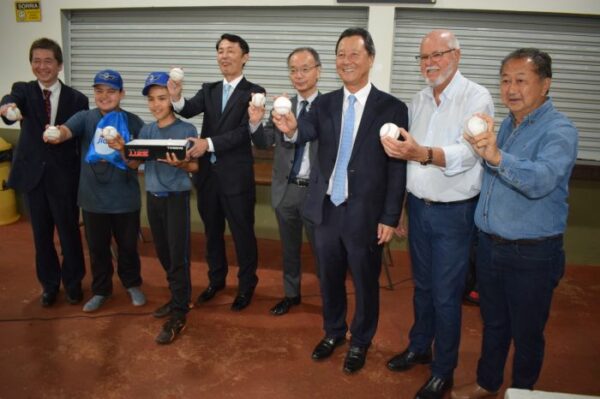 Ailton Maistro recebe Embaixador do Japão para conhecer projeto social de beisebol em Rolândia