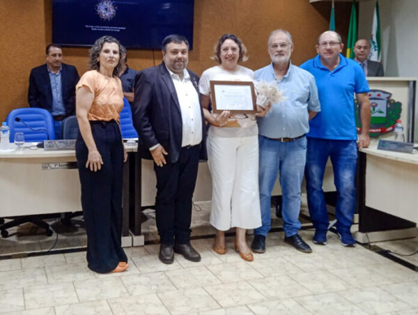 Câmara Municipal de Cambira concede Moção de Aplausos aos funcionários públicos com mais de 20 anos de serviços prestados.