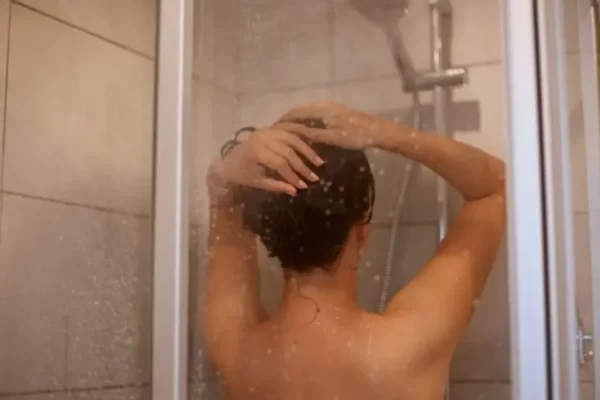 Mulher chega em casa e encontra “invasora” tomando banho no Paraná