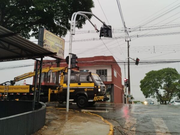 Equipes da prefeitura de Apucarana se unem ao Corpo de Bombeiros na operação pós-temporal