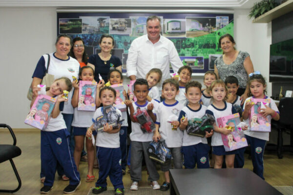 Alunos do Cmei Dona Nina do Sete de Maio visitam o gabinete do Prefeito de Cambira