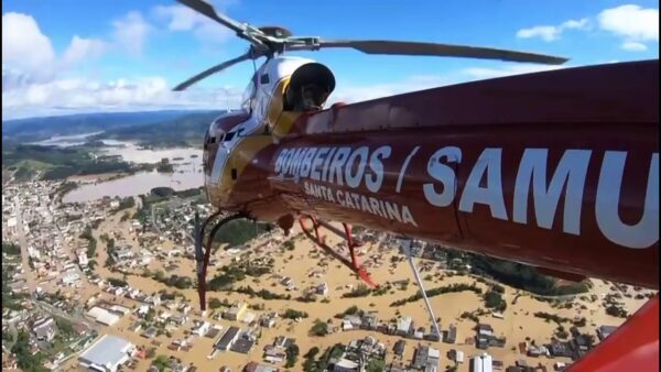 Imagens aéreas mostram cidade de SC embaixo d’água após enchente histórica