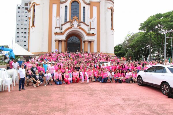 Caminhada da Campanha Outubro Rosa em Arapongas incentiva para ações e diagnóstico precoce