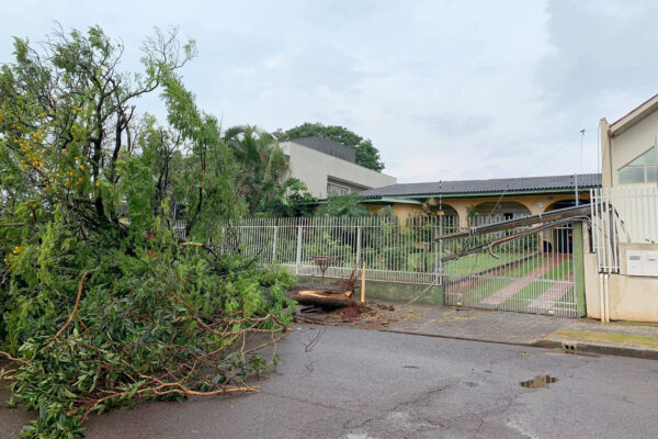 Paraná tem 3,7 mil famílias afetadas por temporais; Simepar detalha tornado de Cascavel