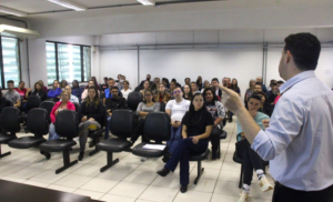 Saúde do homem é tema de capacitação entre profissionais em Arapongas