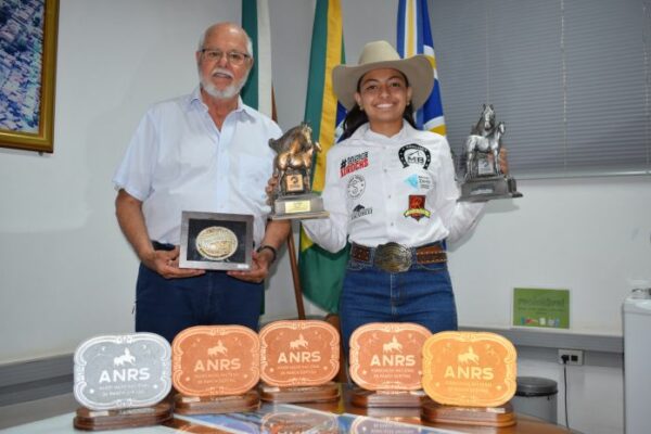 Prefeito de Rolândia recebe Ana Júlia Amaral de Lira, campeã brasileira de ranch sorting