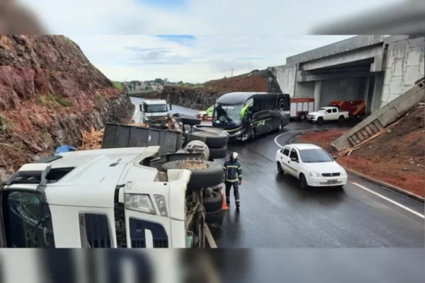 Carreta carregada com madeira tomba na BR-376 em Jandaia do Sul
