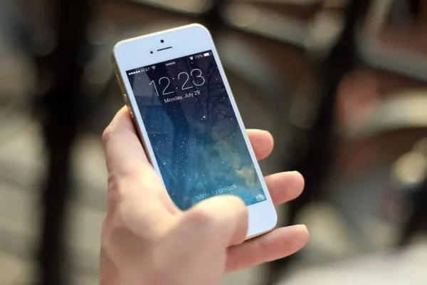 Mulher tem R$ 3 mil e iPhone roubados para quitar de divida do ex