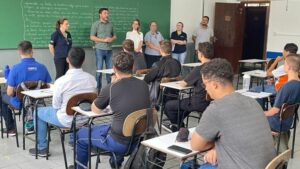 Prefeito Lauro Junior de jandaia visita aula prática do programa jovem aprendiz em Jandaia do Sul