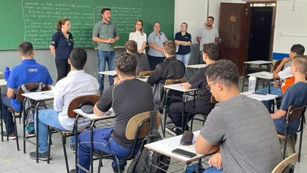 Prefeito Lauro Junior de jandaia visita aula prática do programa jovem aprendiz em Jandaia do Sul