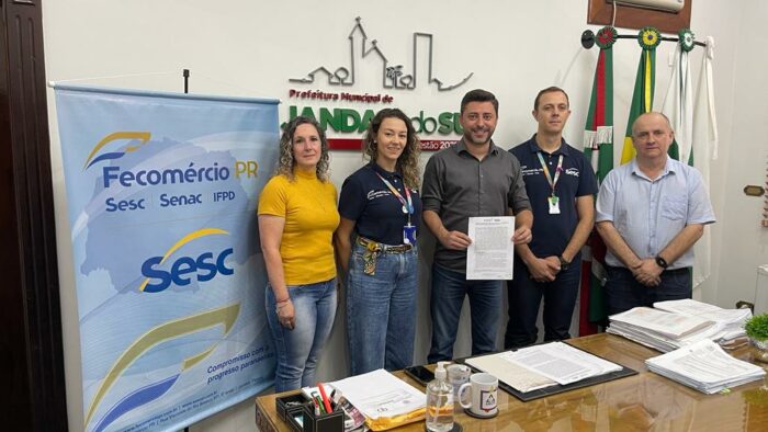 Prefeito Lauro Junior assina convenio com SESC paraná para receber o BIBLIOSESC em Jandaia do Sul