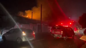 Raio atinge casa e provoca incêndio na zona oeste de Londrina; assista
