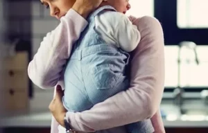 Mulher com bebê no colo é agredida com chutes pelo marido em Arapongas