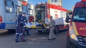 Idosa tem fratura no fêmur após ser atropelada por ônibus em Apucarana