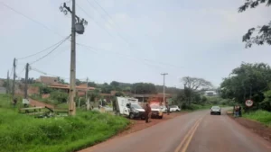 Jovem morre após bater motocicleta em poste na PR-218 em Londrina