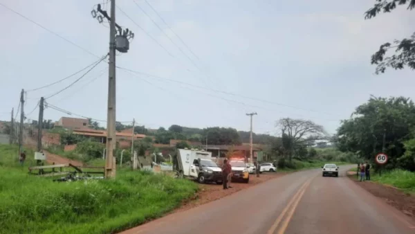 Jovem morre após bater motocicleta em poste na PR-218 em Londrina