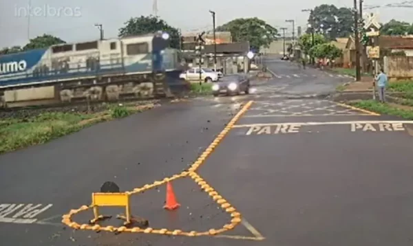 Carro é atingido por trem e arrastado por cerca de 50 metros; vídeo