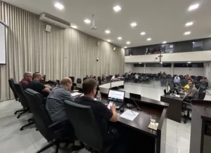 Câmara de Apucarana realiza última sessão noturna com poucas pessoas
