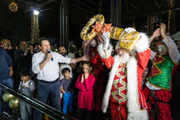 Espetáculo mágico marca chegada do Papai Noel em Apucarana