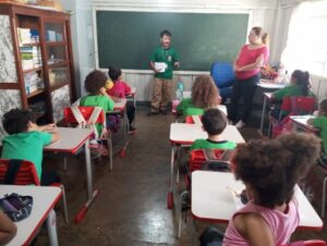 Agentes de Endemias de Rolândia levam orientações sobre o aedes aegypti aos alunos do Bartira
