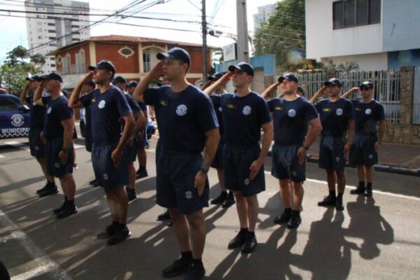 GM’s em curso de formação participam de ato cívico no Paço Municipal