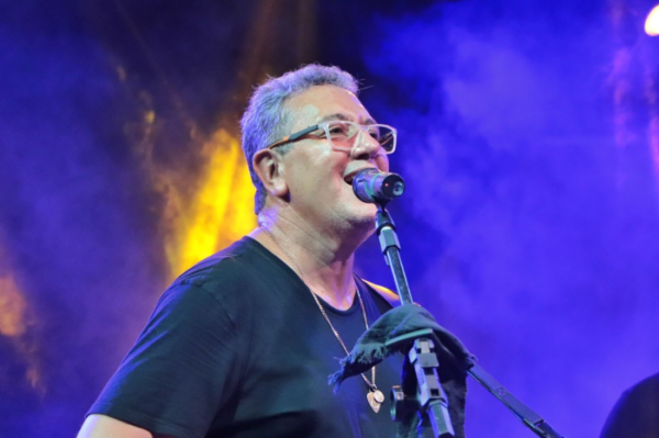 Show gospel de Nani Azevedo atrai fiéis na Estação Cultural Milene em Arapongas
