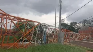 Rajadas de vento derrubam torre de comunicação da GM de Arapongas