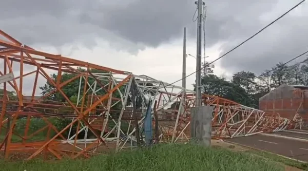 Rajadas de vento derrubam torre de comunicação da GM de Arapongas