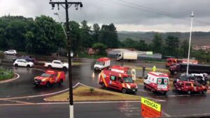 Vídeo: Acidente entre carro e caminhão deixa vítima em estado grave