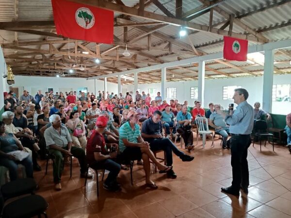 Famílias do Dorcelina Folador recebem títulos definitivos de propriedade em Arapongas