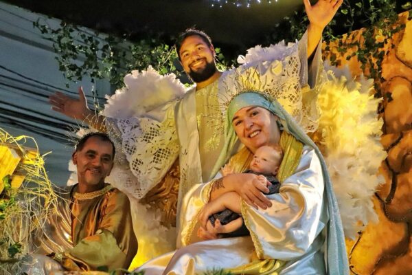 Desfile de Natal 2023 reúne público na Avenida Arapongas; próxima apresentação será no dia 18