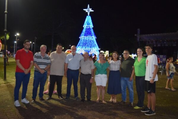 Rolândia – Chegada do Papai Noel na Praça Castelo Branco encantou as famílias Rolandenses
