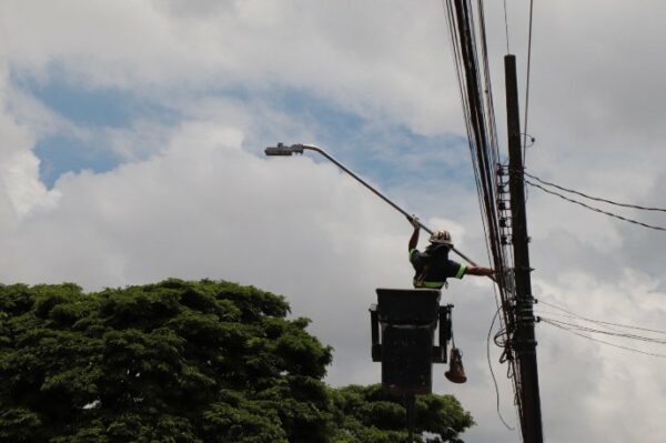 Iniciada pelo Jd. Bandeirantes nova etapa de iluminação pública de quase R$ 2 milhões em Arapongas