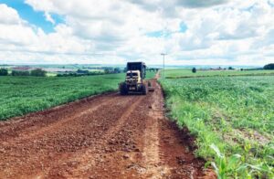 Prefeitura de Arapongas recupera trecho entre as Três Ilhas e Estrada da Aliança