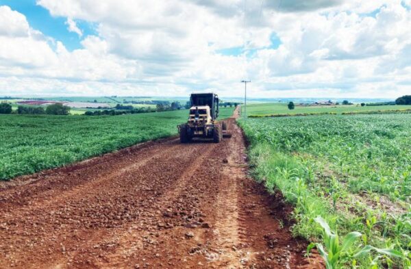 Prefeitura de Arapongas recupera trecho entre as Três Ilhas e Estrada da Aliança