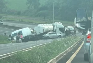 Caminhão, van e quatro carros se envolvem em acidente em Rolândia